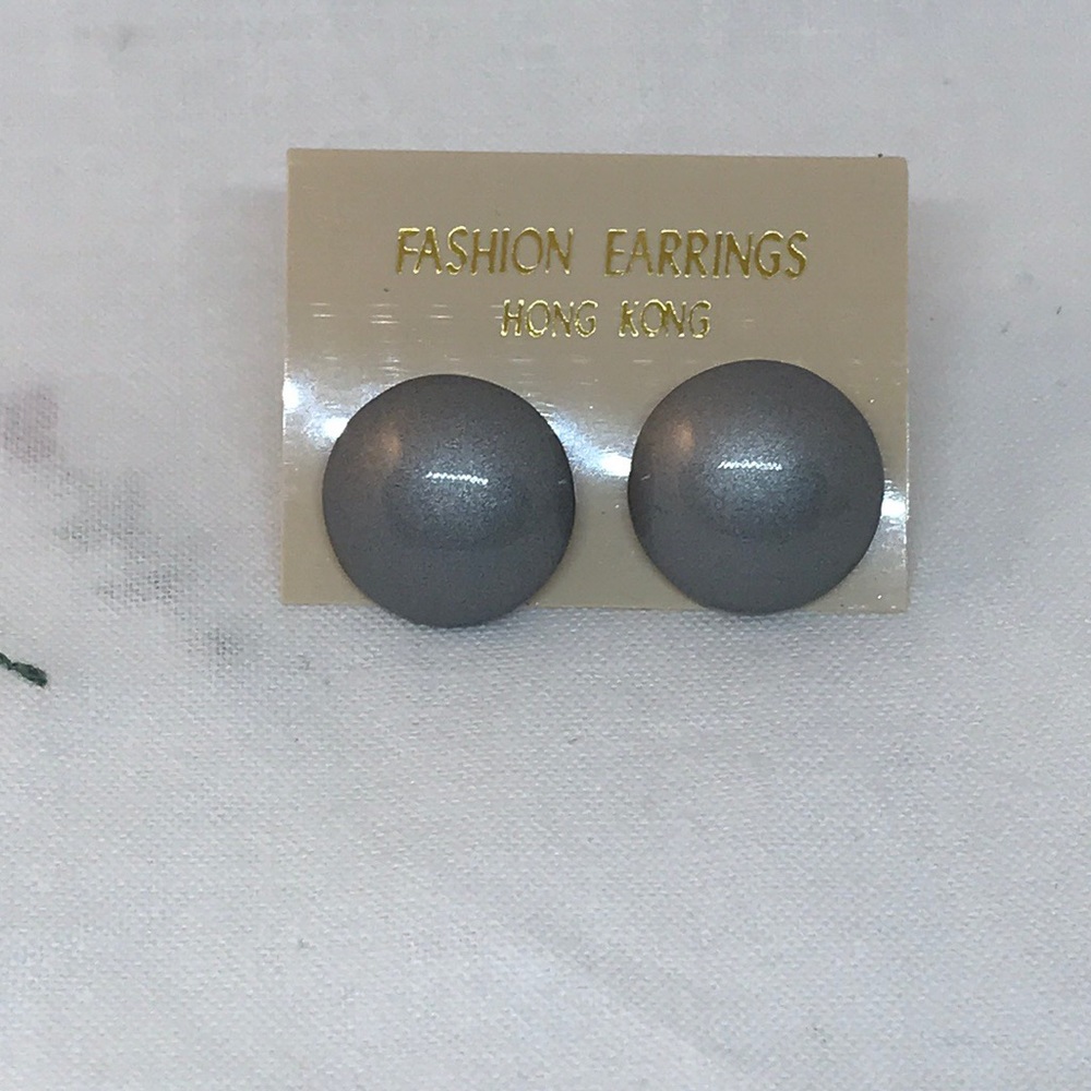 Small round gray earrings.